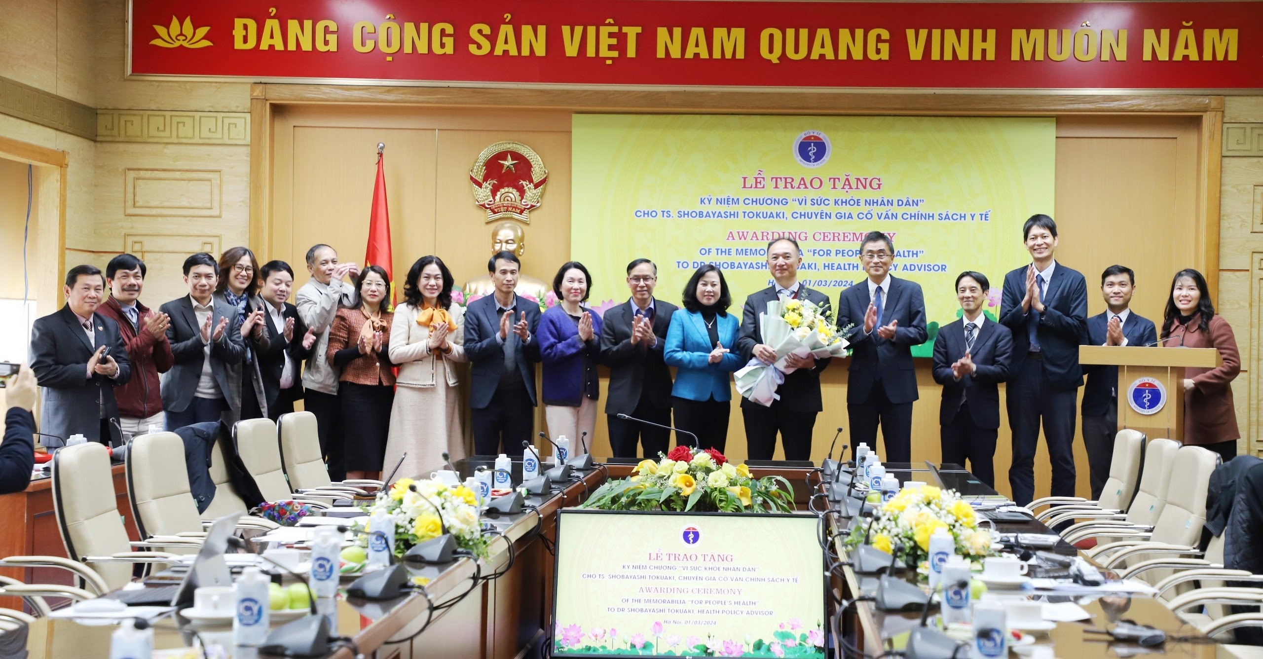 các đại biểu chúc mừng TS.Shobayashi Tokuaki các đại biểu chúc mừng TS.Shobayashi Tokuaki
