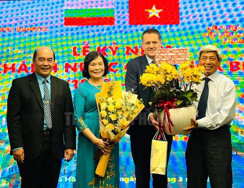 Phó Chủ tịch HUFO Hồ Xuân Lâm cùng các đại biểu tặng hoa chúc mừng Quốc khánh Bulgaria. (Ảnh: thanhuytphcm.vn) Phó Chủ tịch HUFO Hồ Xuân Lâm cùng các đại biểu tặng hoa chúc mừng Quốc khánh Bulgaria. (Ảnh: thanhuytphcm.vn)