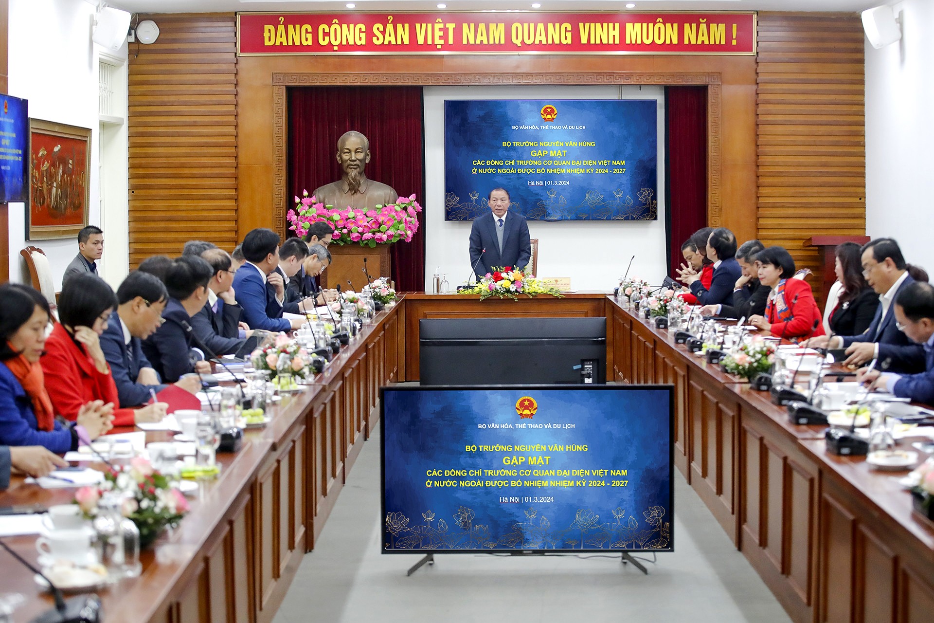 Bộ trưởng Bộ VHTTDL Nguyễn Văn Hùng đã chủ trì buổi gặp mặt với các Trưởng Cơ quan đại diện Việt Nam ở nước ngoài nhiệm kỳ 2024-2027 Bộ trưởng Bộ VHTTDL Nguyễn Văn Hùng đã chủ trì buổi gặp mặt với các Trưởng Cơ quan đại diện Việt Nam ở nước ngoài nhiệm kỳ 2024-2027