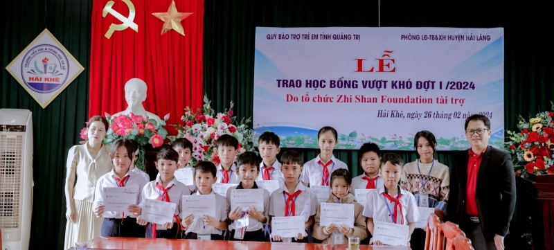 Zhi Shan Foundation awards scholarships to students in Hai Lang district, Quang Tri province. Zhi Shan Foundation awards scholarships to students in Hai Lang district, Quang Tri province.