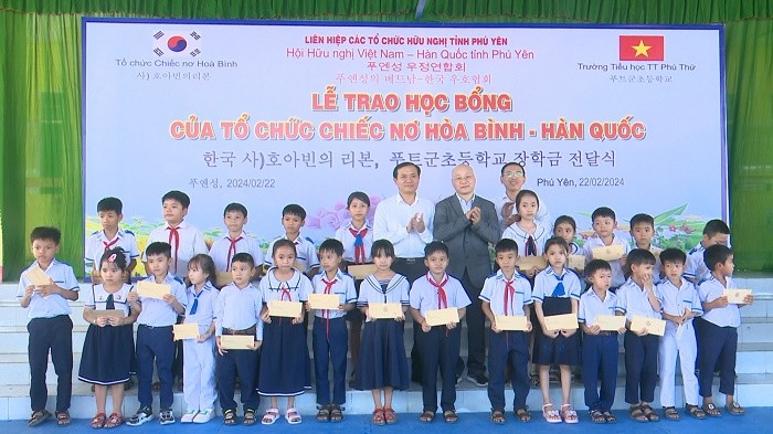 Học sinh vượt khó của huyện Tây Hòa (Phú Yên) được nhận học bổng do tổ chức phi chính phủ nước ngoài viện trợ Học sinh vượt khó của huyện Tây Hòa (Phú Yên) được nhận học bổng do tổ chức phi chính phủ nước ngoài viện trợ