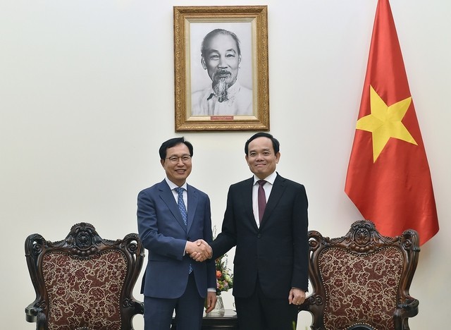 Phó Thủ tướng Trần Lưu Quang và Tổng giám đốc Tổ hợp Samsung Việt Nam Choi Joo Ho (Ảnh: VGP). Phó Thủ tướng Trần Lưu Quang và Tổng giám đốc Tổ hợp Samsung Việt Nam Choi Joo Ho (Ảnh: VGP).