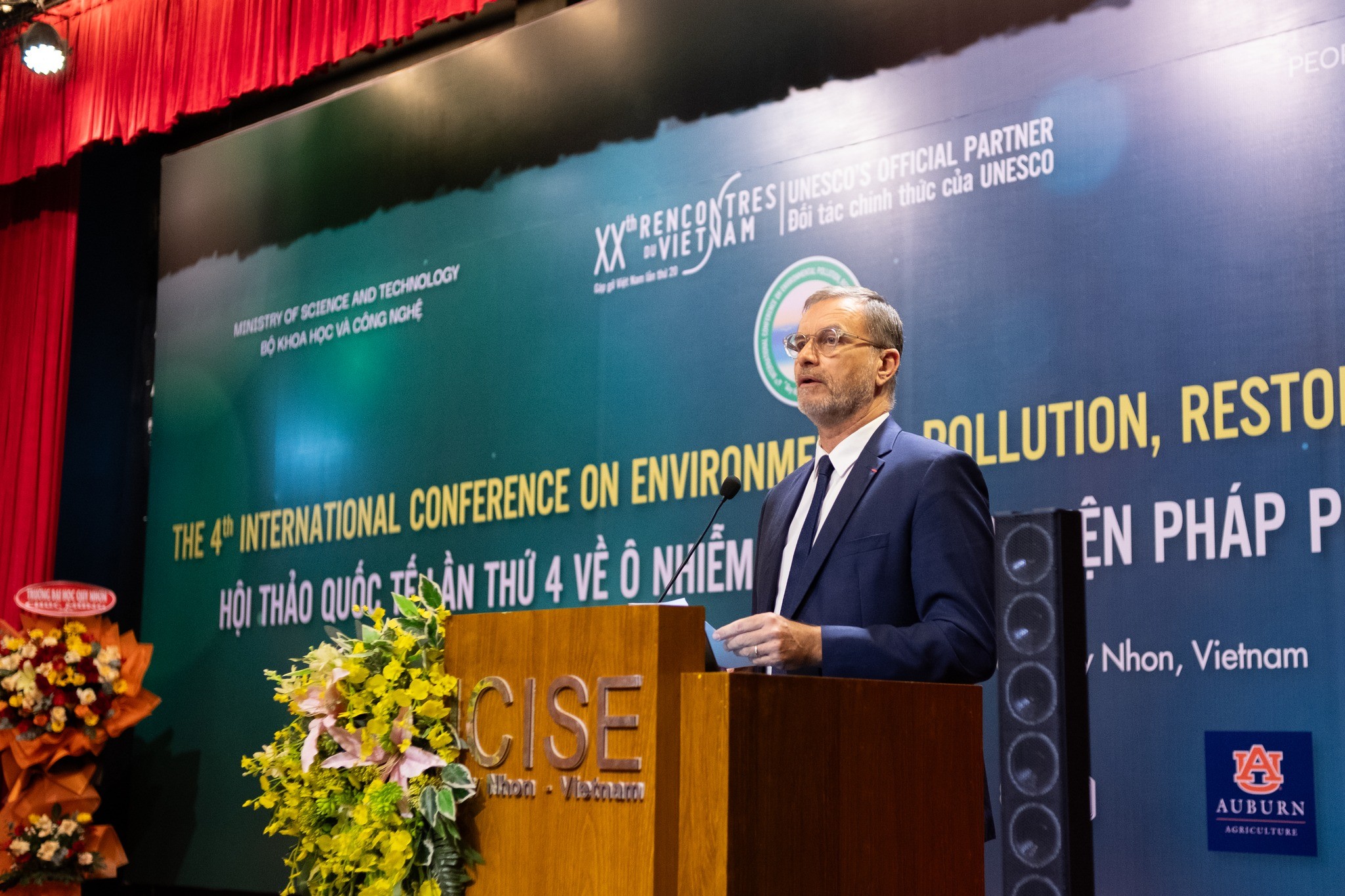 Đại sứ Đặc mệnh toàn quyền Cộng hòa Pháp tại Việt Nam Olivier Brochet phát biểu tại Hội thảo. (Ảnh: ICISE) Đại sứ Đặc mệnh toàn quyền Cộng hòa Pháp tại Việt Nam Olivier Brochet phát biểu tại Hội thảo. (Ảnh: ICISE)