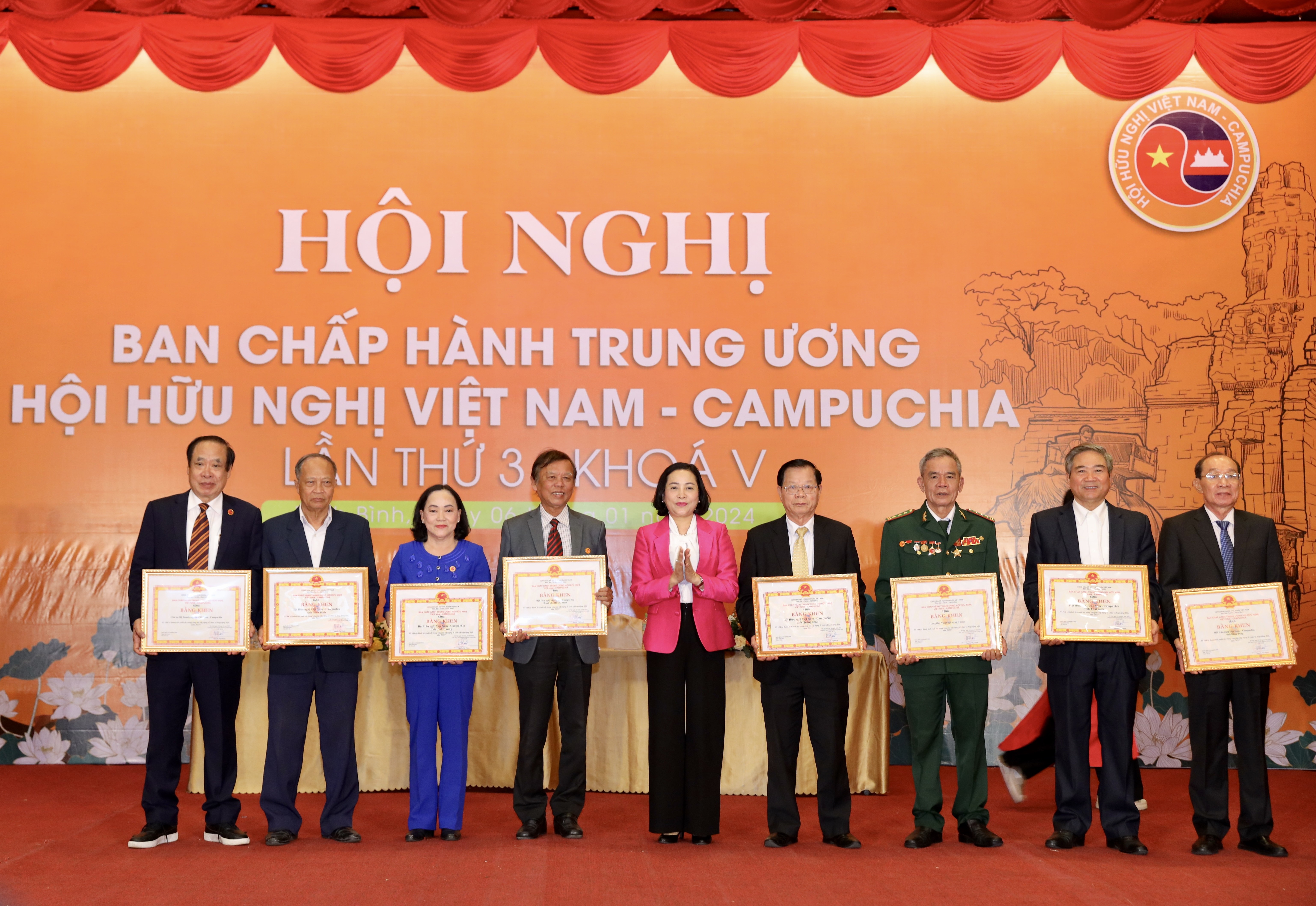 Ông Nguyễn Trung Chuyển (thứ hai, từ phải qua) thay mặt Hội hữu nghị Việt Nam - Campuchia tỉnh Thái Bình nhận Bằng khen tập thể có thành tích xuất sắc trong công tác xây dựng tổ chức và hoạt động Hội năm 2023 của Trung ương Hội, tháng 1/2024. (Ảnh: Đinh Hòa) Ông Nguyễn Trung Chuyển (thứ hai, từ phải qua) thay mặt Hội hữu nghị Việt Nam - Campuchia tỉnh Thái Bình nhận Bằng khen tập thể có thành tích xuất sắc trong công tác xây dựng tổ chức và hoạt động Hội năm 2023 của Trung ương Hội, tháng 1/2024. (Ảnh: Đinh Hòa)