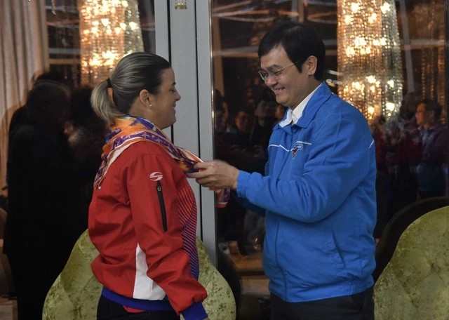 Bùi Quang Huy tặng khăn lụa có họa tiết về huyền thoại Hai Bà Trưng, biểu tượng về ý chí hiên ngang và ý chí quật cường của dân tộc Việt Nam trong chống giặc ngoại xâm cho đồng chí Aylín Álvarez García Bùi Quang Huy tặng khăn lụa có họa tiết về huyền thoại Hai Bà Trưng, biểu tượng về ý chí hiên ngang và ý chí quật cường của dân tộc Việt Nam trong chống giặc ngoại xâm cho đồng chí Aylín Álvarez García