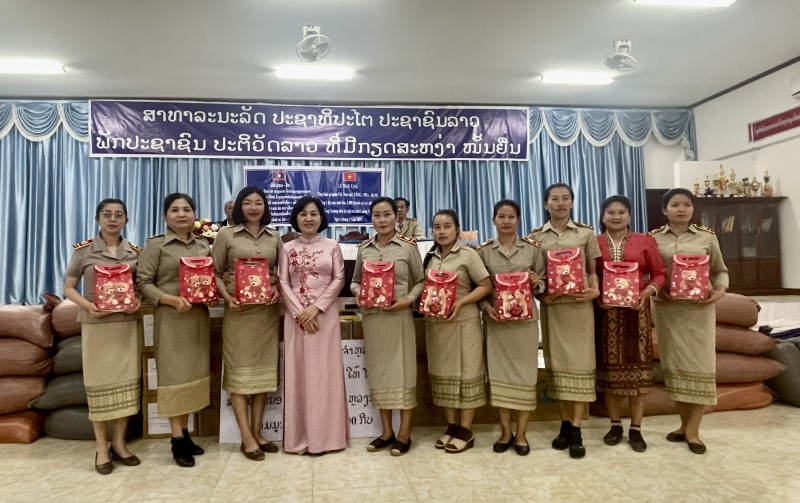 Nhiều món quà thiết thực dành tặng thầy trò Trường Dân tộc nội trú tỉnh Luông-nậm-thà (Lào) Nhiều món quà thiết thực dành tặng thầy trò Trường Dân tộc nội trú tỉnh Luông-nậm-thà (Lào)