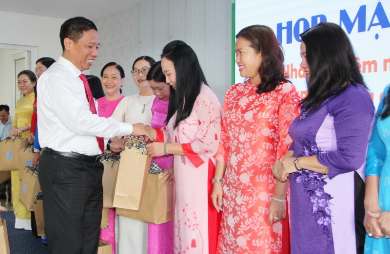 Nâng cao vị thế của phụ nữ trong lĩnh vực chính trị Nâng cao vị thế của phụ nữ trong lĩnh vực chính trị