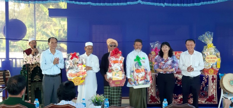 An Giang, TP.HCM tặng quà cho cộng đồng Hồi giáo nhân tháng lễ Ramadan 2024 An Giang, TP.HCM tặng quà cho cộng đồng Hồi giáo nhân tháng lễ Ramadan 2024