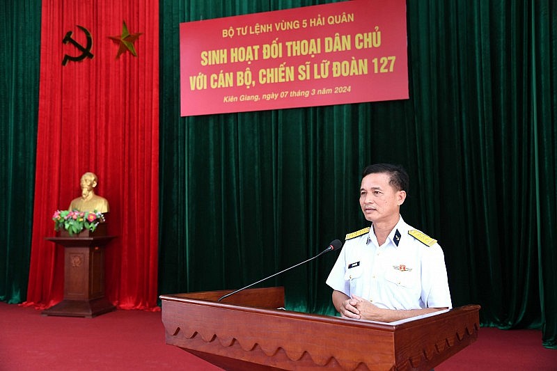 undefined Đại tá Lê Văn Hưởng chủ trì buổi sinh hoạt tại Lữ đoàn 127