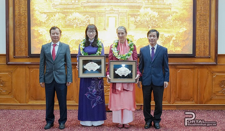Hai công dân Đức và Nhật Bản được trao tặng danh hiệu “Công dân danh dự tỉnh Thừa Thiên Huế” Hai công dân Đức và Nhật Bản được trao tặng danh hiệu “Công dân danh dự tỉnh Thừa Thiên Huế”
