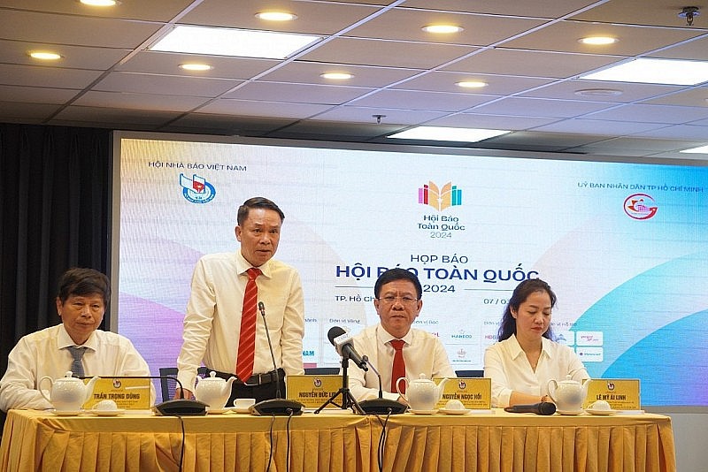 Nhà báo Nguyễn Đức Lợi, Phó Chủ tịch Thường trực Hội Nhà báo Việt Nam, Trưởng Ban Tổ chức Hội Báo toàn quốc 2024 chia sẻ thông tin tại buổi họp báo. (Ảnh: Song Anh))