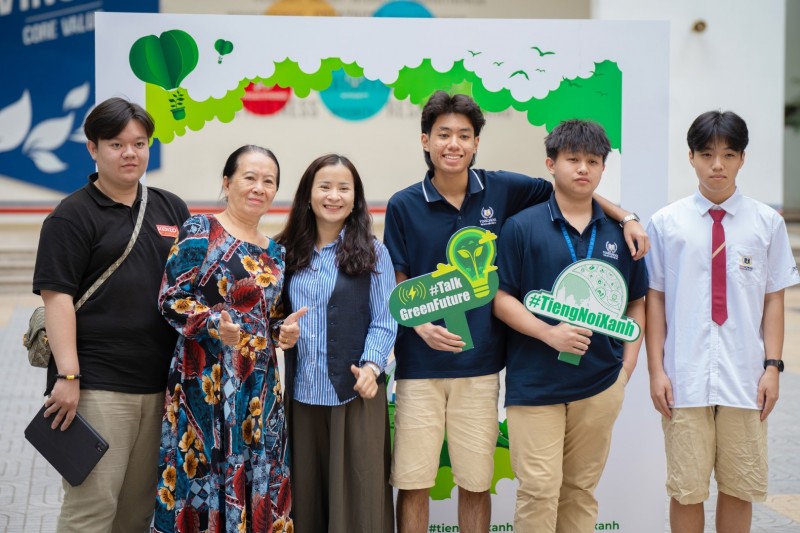Các thí sinh Vòng Đối đầu khu vực miền Nam được sự đồng hành xuyên suốt của phụ huynh tại điểm thi ở trường Vinschool Central Park (TP.HCM). Các thí sinh Vòng Đối đầu khu vực miền Nam được sự đồng hành xuyên suốt của phụ huynh tại điểm thi ở trường Vinschool Central Park (TP.HCM).