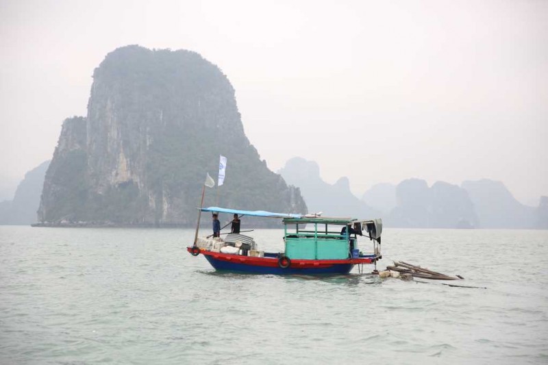 Lực lượng Ban Quản lý Vịnh Hạ Long thu gom rác, phao xốp, bè mảng trôi nổi trên Vịnh (Ảnh: quangninh.gov.vn) Lực lượng Ban Quản lý Vịnh Hạ Long thu gom rác, phao xốp, bè mảng trôi nổi trên Vịnh (Ảnh: quangninh.gov.vn)