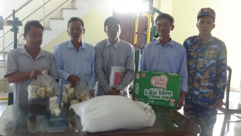 Cán bộ, chiến sĩ đảo Đá Lát hỗ trợ ngư dân gặp nạn trên biển Cán bộ, chiến sĩ đảo Đá Lát hỗ trợ ngư dân gặp nạn trên biển