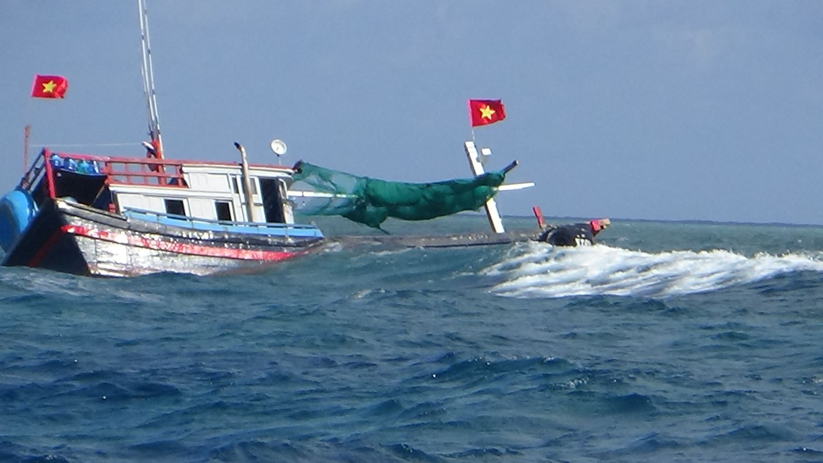 Cán bộ, chiến sĩ đảo Đá Lát hỗ trợ ngư dân gặp nạn trên biển Chú thích ảnh