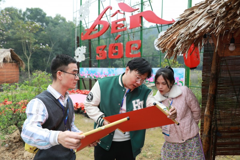 Bạn bè quốc tế trải nghiệm gói bánh chưng, làm tranh gạo tại Sóc Sơn (Hà Nội) Bạn bè quốc tế trải nghiệm gói bánh chưng, làm tranh gạo tại Sóc Sơn (Hà Nội)