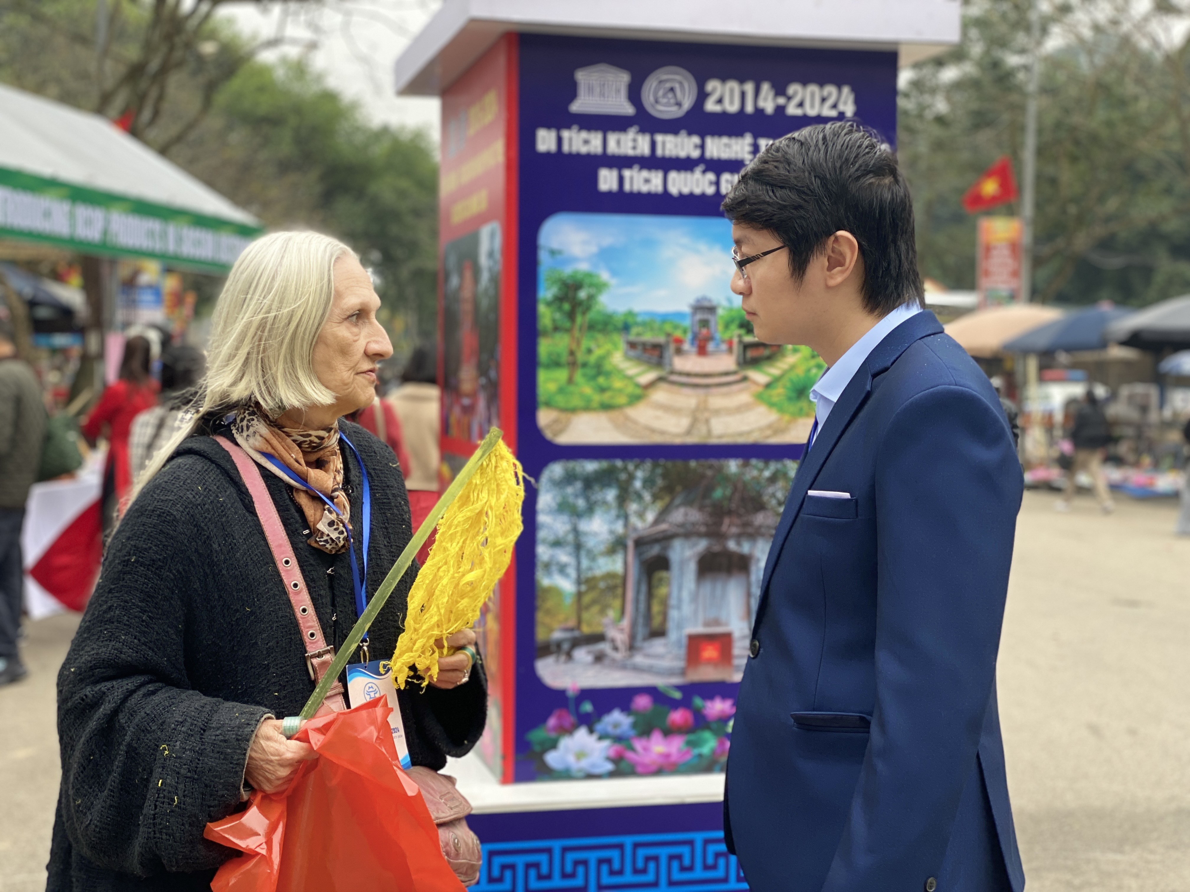 Bạn bè quốc tế trải nghiệm gói bánh chưng, làm tranh gạo tại Sóc Sơn (Hà Nội) Bạn bè quốc tế trải nghiệm gói bánh chưng, làm tranh gạo tại Sóc Sơn (Hà Nội)