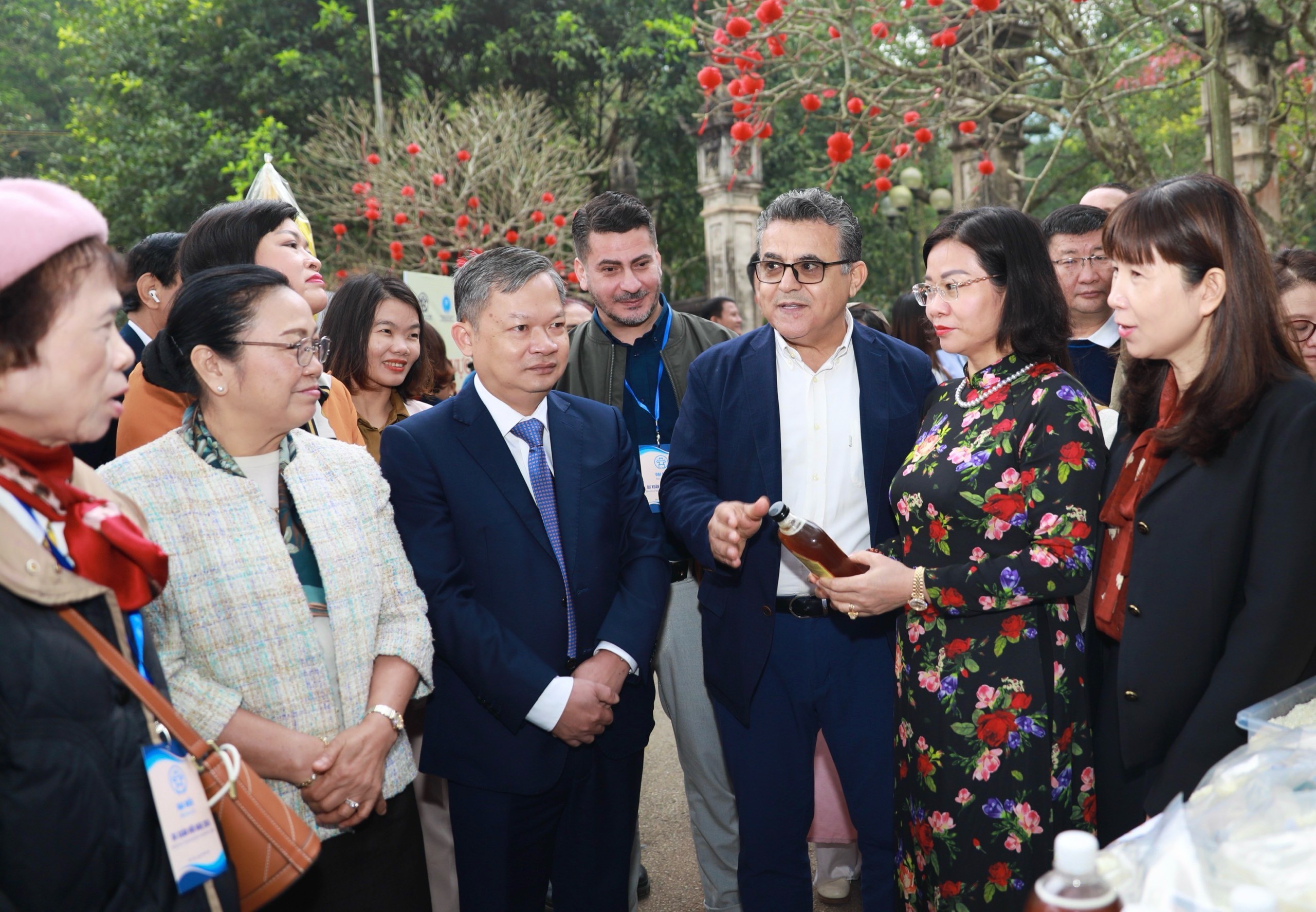 Bạn bè quốc tế trải nghiệm gói bánh chưng, làm tranh gạo tại Sóc Sơn (Hà Nội) Bạn bè quốc tế trải nghiệm gói bánh chưng, làm tranh gạo tại Sóc Sơn (Hà Nội)