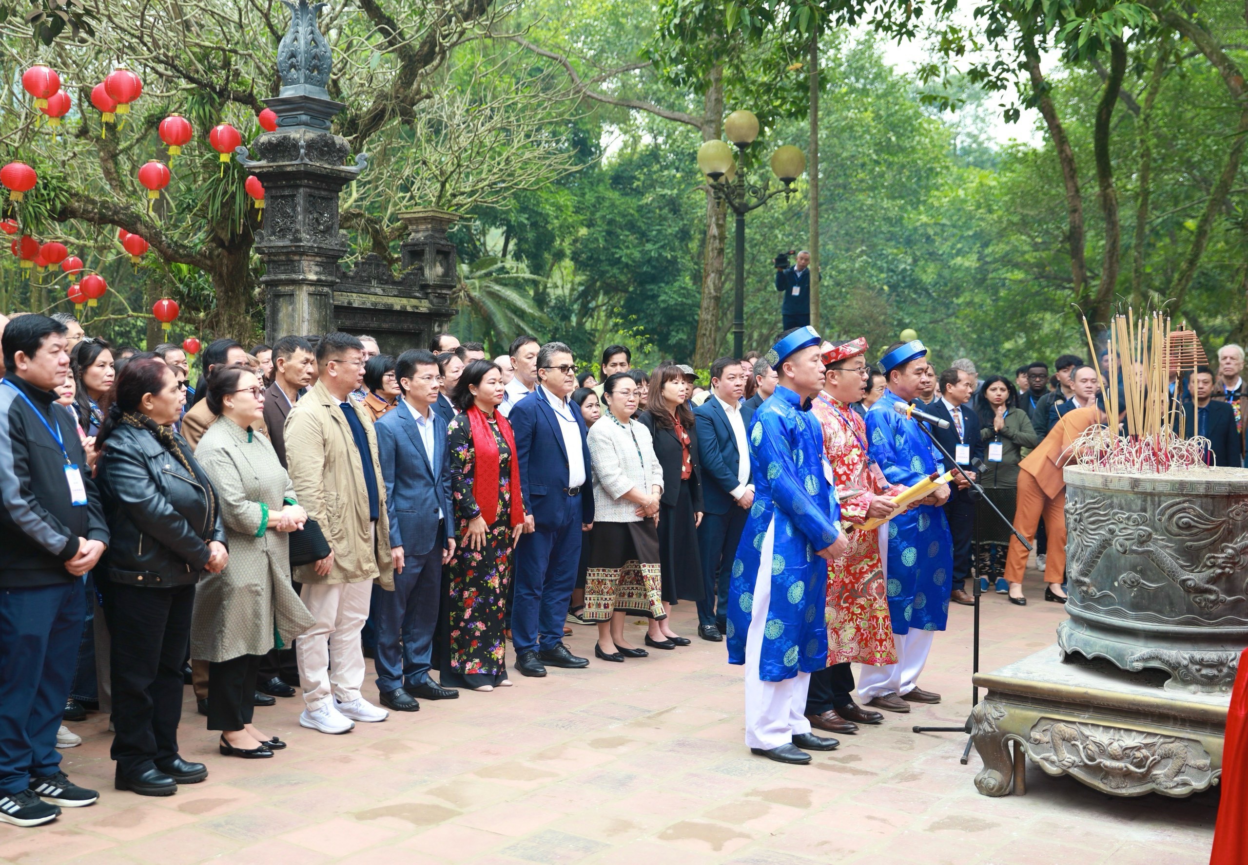 Bạn bè quốc tế trải nghiệm gói bánh chưng, làm tranh gạo tại Sóc Sơn (Hà Nội) Bạn bè quốc tế trải nghiệm gói bánh chưng, làm tranh gạo tại Sóc Sơn (Hà Nội)