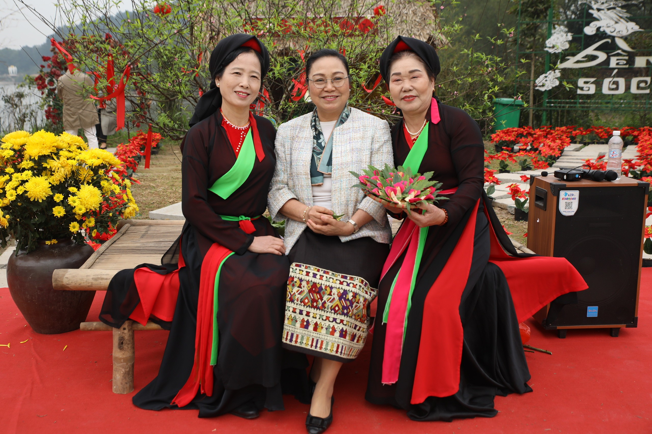 Bạn bè quốc tế trải nghiệm gói bánh chưng, làm tranh gạo tại Sóc Sơn (Hà Nội) Bạn bè quốc tế trải nghiệm gói bánh chưng, làm tranh gạo tại Sóc Sơn (Hà Nội)