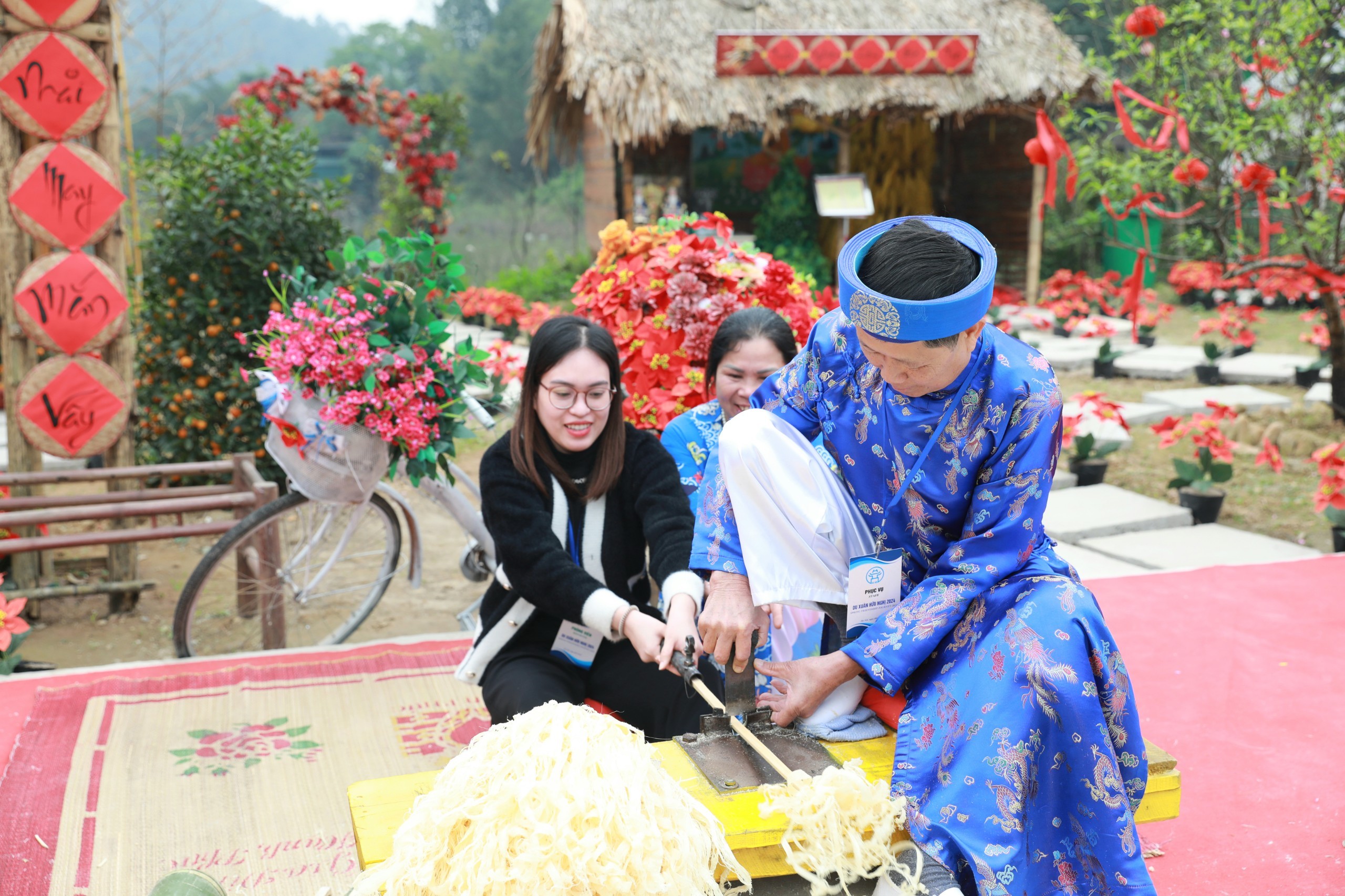 Bạn bè quốc tế trải nghiệm gói bánh chưng, làm tranh gạo tại Sóc Sơn (Hà Nội) Bạn bè quốc tế trải nghiệm gói bánh chưng, làm tranh gạo tại Sóc Sơn (Hà Nội)