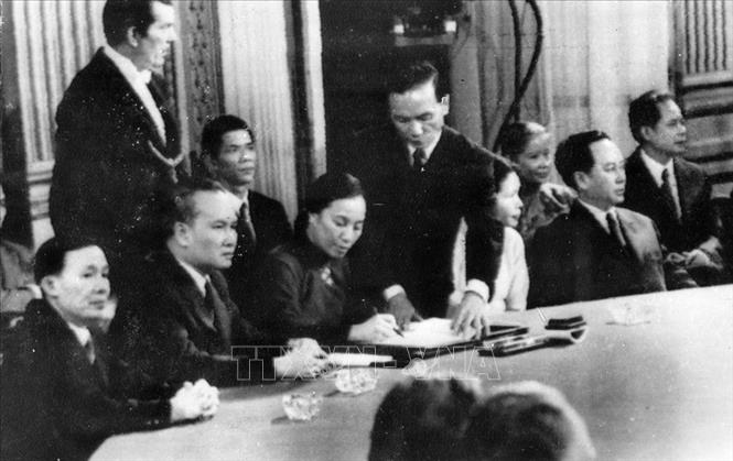 Madame Bình - Bộ trưởng Việt cộng trên bàn đàm phán Chú thích ảnh