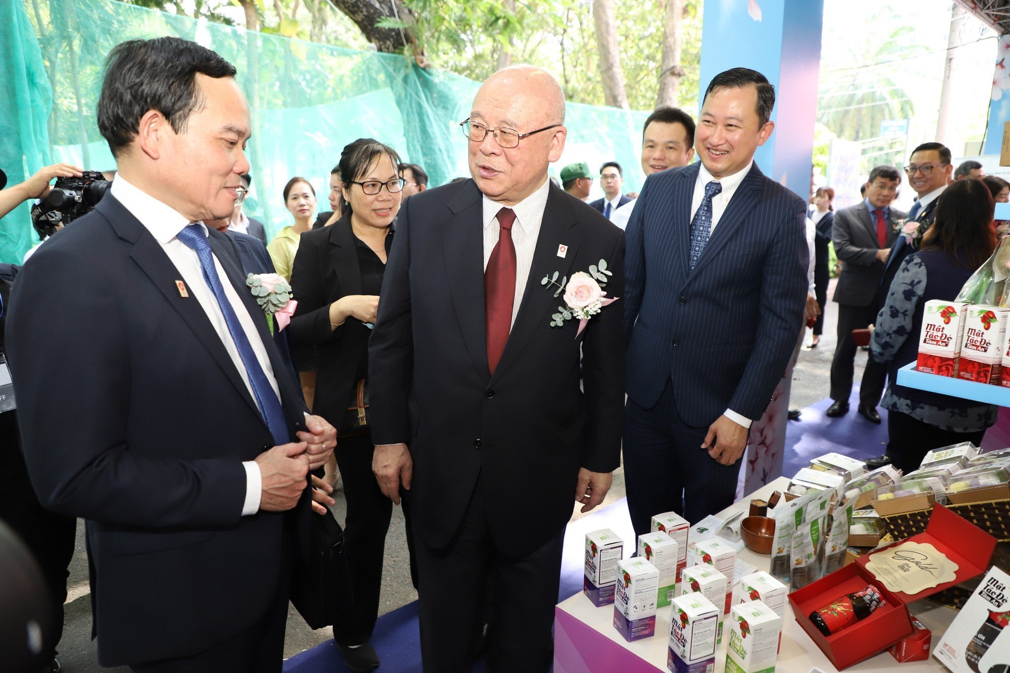 Phát biểu tại buổi lễ, Phó Thủ tướng Trần Lưu Quang cho rằng, với chủ đề “Cùng nắm chặt tay nhau - Từ giờ về sau”, lễ hội năm nay thể hiện khát vọng chung của lãnh đạo và nhân dân hai nước mong muốn thắt chặt hơn nữa tình hữu nghị, hợp tác, cùng chung tay xây dựng tương lai tốt đẹp hơn cho hai dân tộc, đóng góp tích cực vào hòa bình, ổn định, hợp tác và phát triển của khu vực và thế giới. (Trong ảnh: 