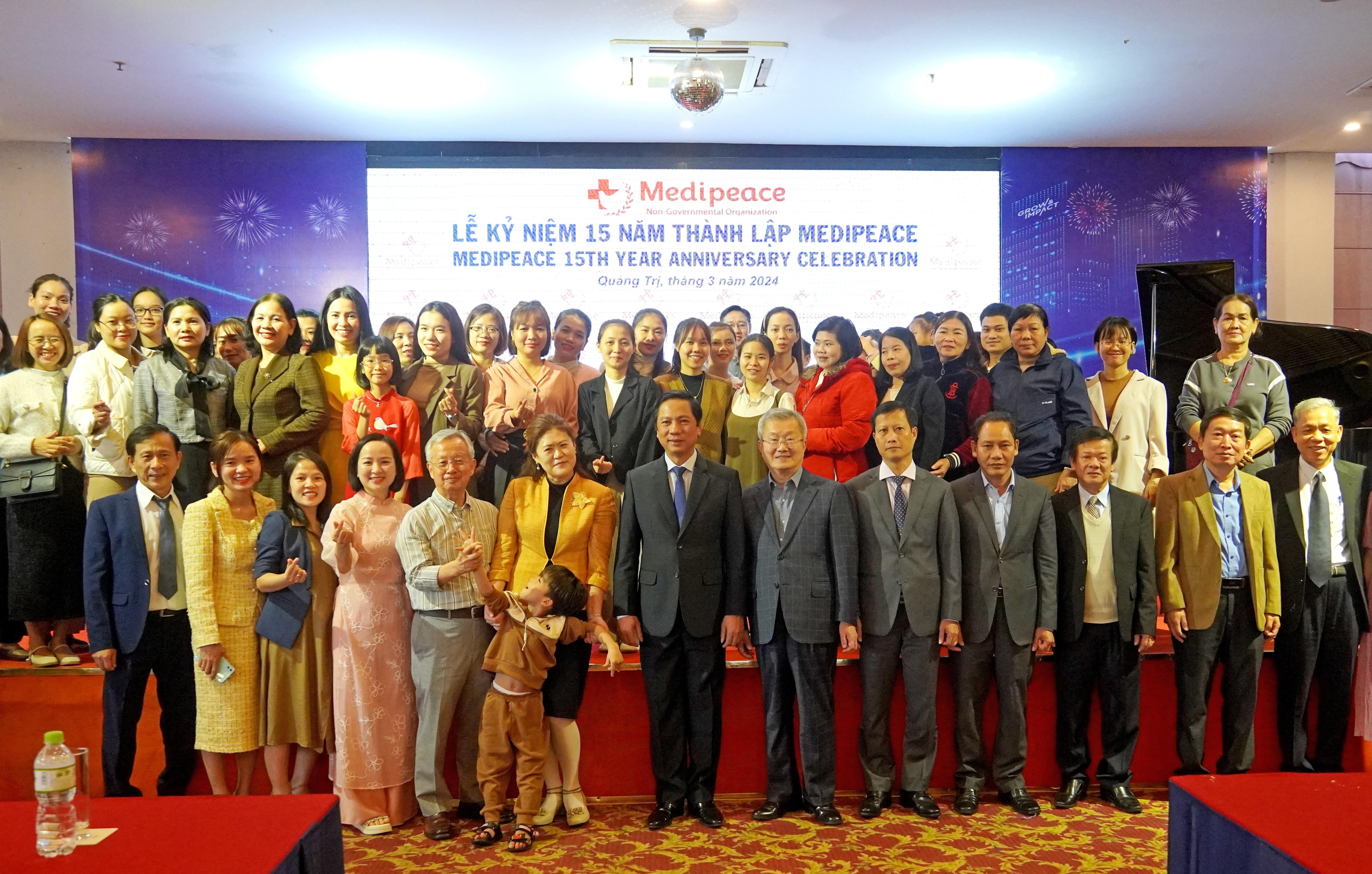 Các đại biểu chụp hình lưu niệm. (Ảnh: quangtri.gov.vn) Các đại biểu chụp hình lưu niệm. (Ảnh: quangtri.gov.vn)