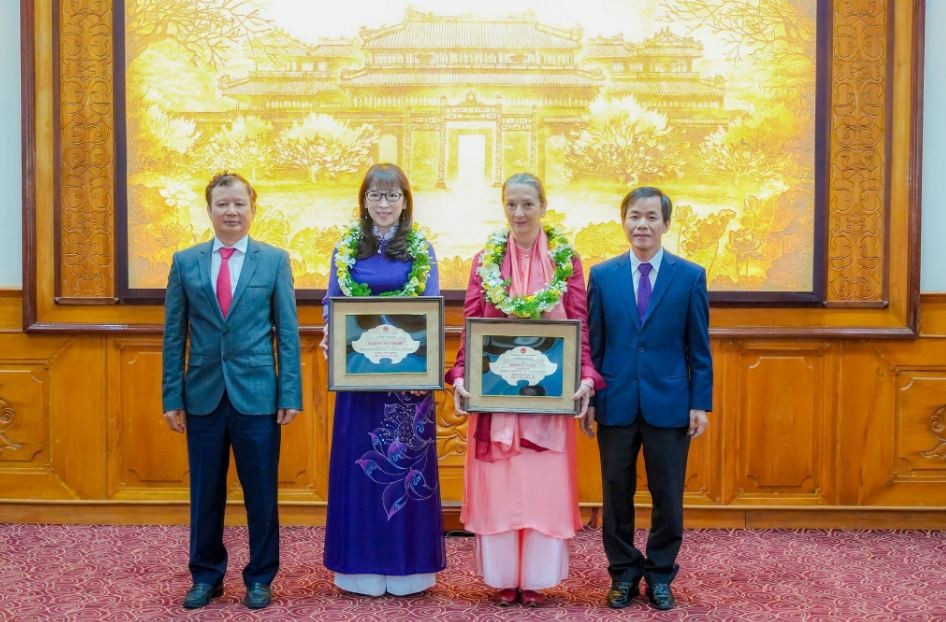 Two Foreigners Honored for Contributing to Thua Thien – Hue Two Foreigners Honored for Contributing to Thua Thien – Hue