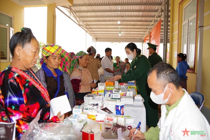 Các y, bác sĩ Bộ đội Biên phòng tỉnh Điện Biên khám bệnh, cấp thuốc miễn phí cho bà con. (Ảnh: QĐND)