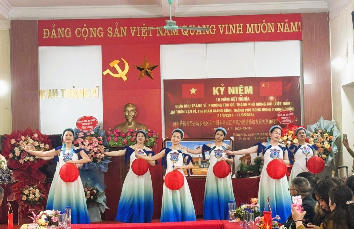 Giao lưu văn nghệ thắt chặt tình đoàn kết hữu nghị 