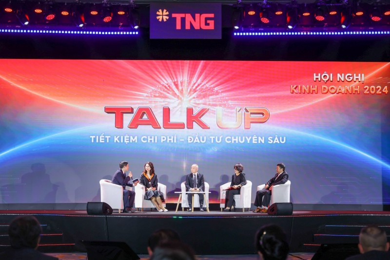 Các lãnh đạo của ROX Group chia sẻ kế hoạch đào tạo con người, đầu tư phát triển văn hóa, công nghệ tại HNKD 2024. Các lãnh đạo của ROX Group chia sẻ kế hoạch đào tạo con người, đầu tư phát triển văn hóa, công nghệ tại HNKD 2024.