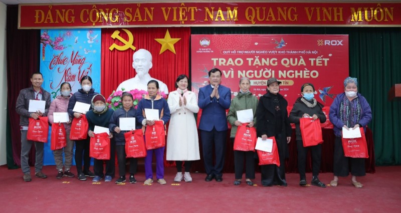 Người nghèo đón Tết Giáp Thìn trong sự phấn khởi khi có thêm phần quà Tết từ các mạnh thường quân trao tặng (Ảnh: ROX Group) Người nghèo đón Tết Giáp Thìn trong sự phấn khởi khi có thêm phần quà Tết từ các mạnh thường quân trao tặng (Ảnh: ROX Group)