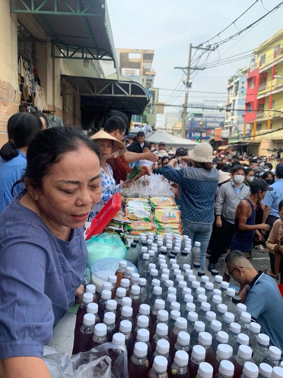 Special Market in Ho Chi Minh City Where You can Pay Food With Leaves Phiên chợ lấy lá thay tiền, muốn mua món ăn chỉ cần đưa lá cây ở TP.HCM