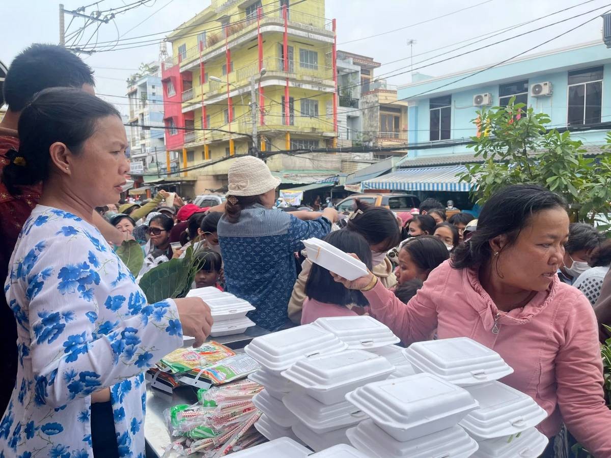 Special Market in Ho Chi Minh City Where You can Pay Food With Leaves Phiên chợ lấy lá thay tiền, muốn mua món ăn chỉ cần đưa lá cây ở TP.HCM