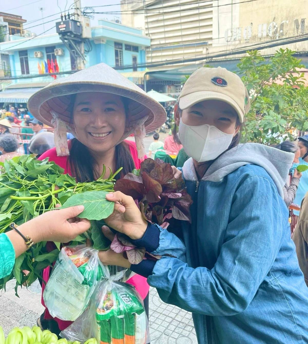 Special Market in Ho Chi Minh City Where You can Pay Food With Leaves Phiên chợ lấy lá thay tiền, muốn mua món ăn chỉ cần đưa lá cây ở TP.HCM
