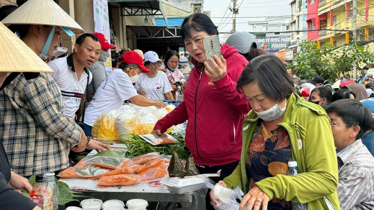 Special Market in Ho Chi Minh City Where You can Pay Food With Leaves Phiên chợ lấy lá thay tiền, muốn mua món ăn chỉ cần đưa lá cây ở TP.HCM