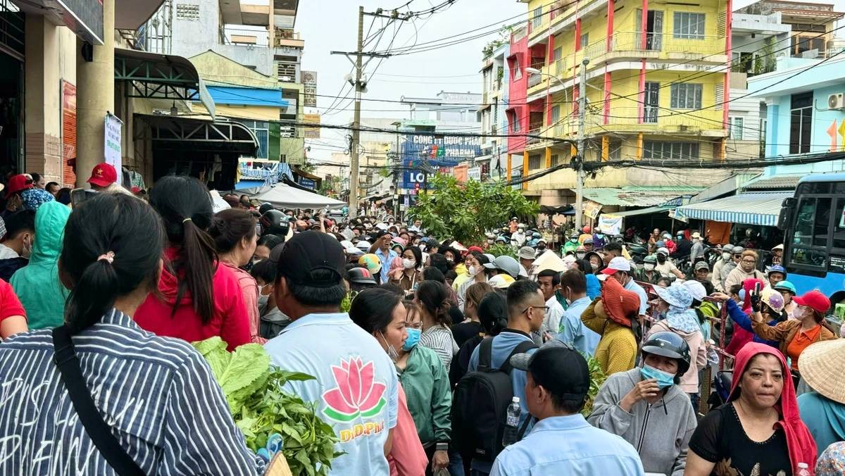 Special Market in Ho Chi Minh City Where You can Pay Food With Leaves Phiên chợ lấy lá thay tiền, muốn mua món ăn chỉ cần đưa lá cây ở TP.HCM