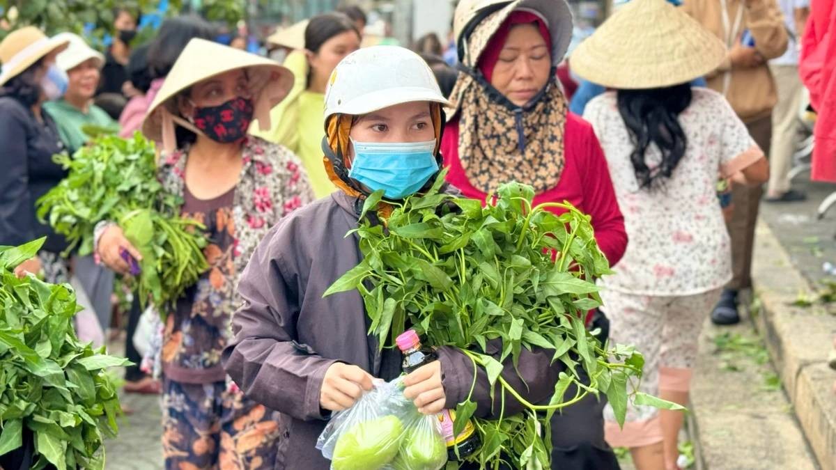 Phiên chợ lấy lá thay tiền, muốn mua món ăn chỉ cần đưa lá cây ở TP.HCM Phiên chợ lấy lá thay tiền, muốn mua món ăn chỉ cần đưa lá cây ở TP.HCM