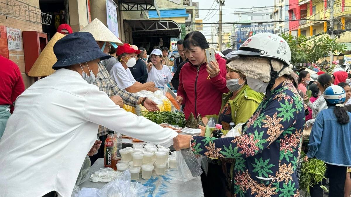 Special Market in Ho Chi Minh City Where You can Pay Food With Leaves Phiên chợ lấy lá thay tiền, muốn mua món ăn chỉ cần đưa lá cây ở TP.HCM