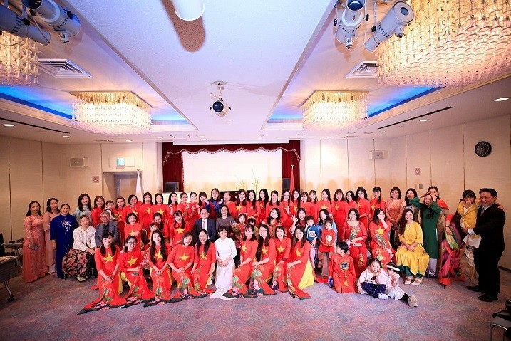Traditional Ao Dai Gifted for Vietnamese Women in Kansai Traditional Ao Dai Gifted for Vietnamese Women in Kansai