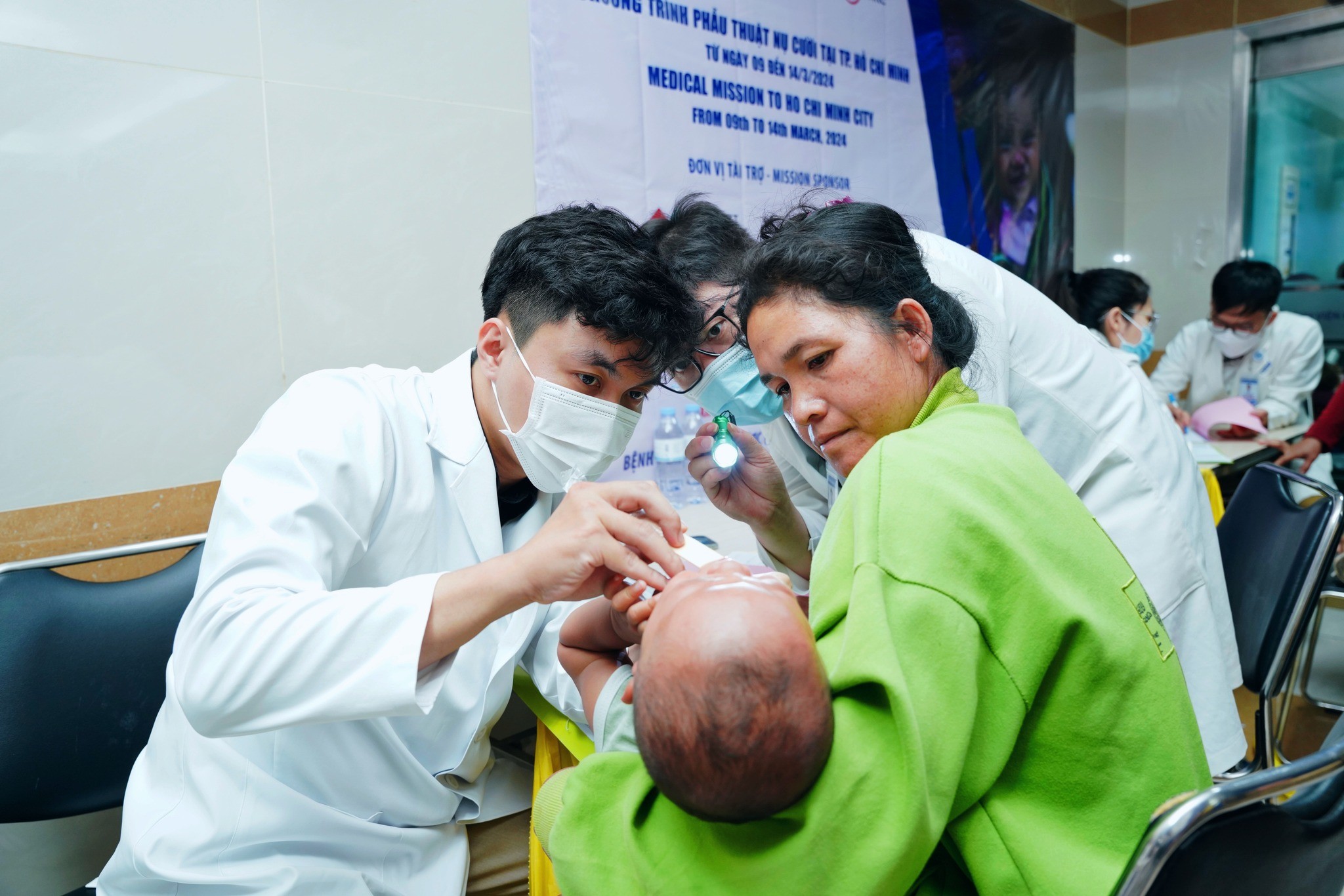 Nhiều bệnh nhân nghèo tại thành phố Hồ Chí Minh được phẫu thuật miễn phí Nhiều bệnh nhân nghèo tại thành phố Hồ Chí Minh được phẫu thuật miễn phí