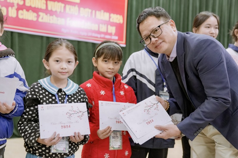 Zhi Shan Foundation trao gần 3 tỷ đồng học bổng cho học sinh, sinh viên có hoàn cảnh khó khăn Zhi Shan Foundation trao gần 3 tỷ đồng học bổng cho học sinh, sinh viên có hoàn cảnh khó khăn
