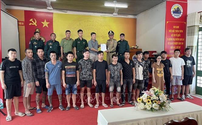 Tiếp nhận 15 công dân bị lừa, cưỡng bức lao động tại Campuchia Tiếp nhận 15 công dân bị lừa, cưỡng bức lao động tại Campuchia