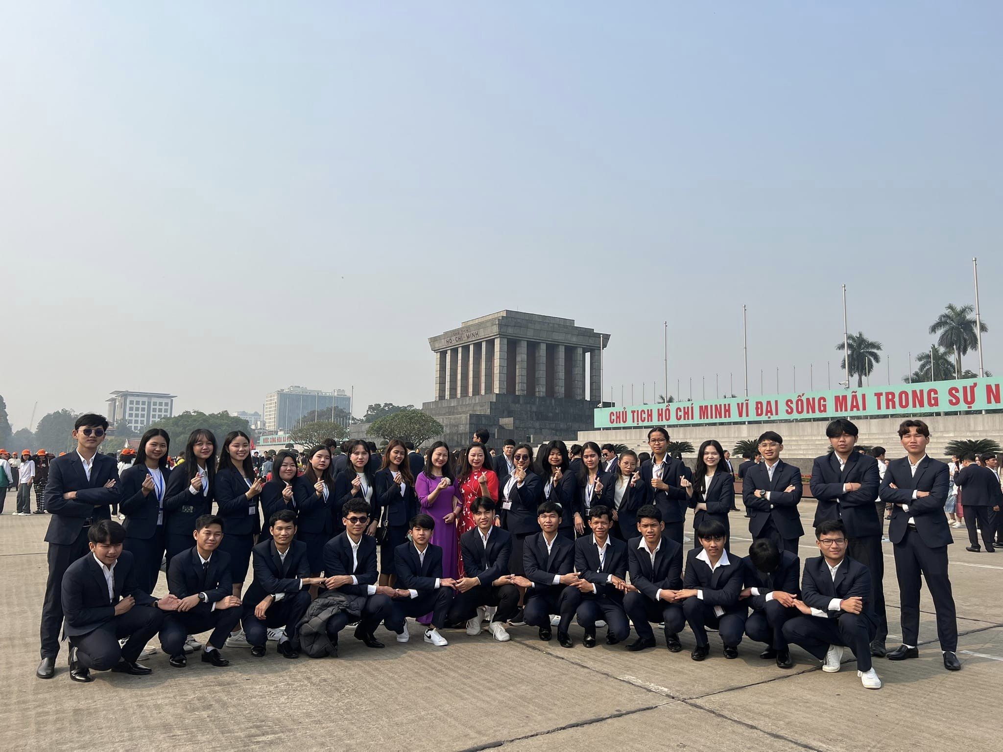 Lưu học sinh Lào, Campuchia viếng lăng Bác, thăm Hoàng thành Thăng Long Lưu học sinh Lào, Campuchia tìm hiểu lịch sử, trải nghiệm văn hóa Việt Nam