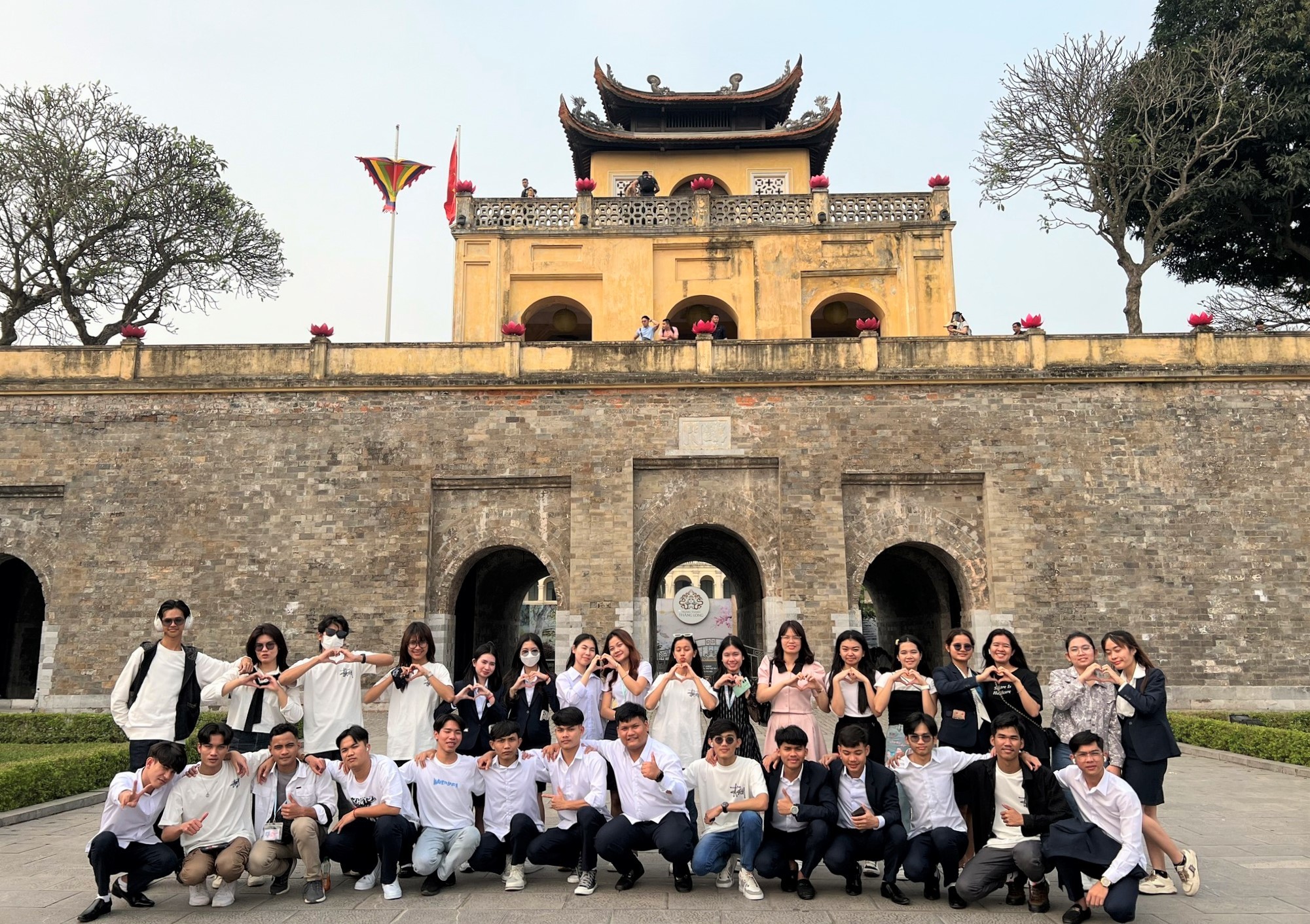 Lưu học sinh Lào, Campuchia viếng lăng Bác, thăm Hoàng thành Thăng Long Lưu học sinh Lào, Campuchia tìm hiểu lịch sử, trải nghiệm văn hóa Việt Nam