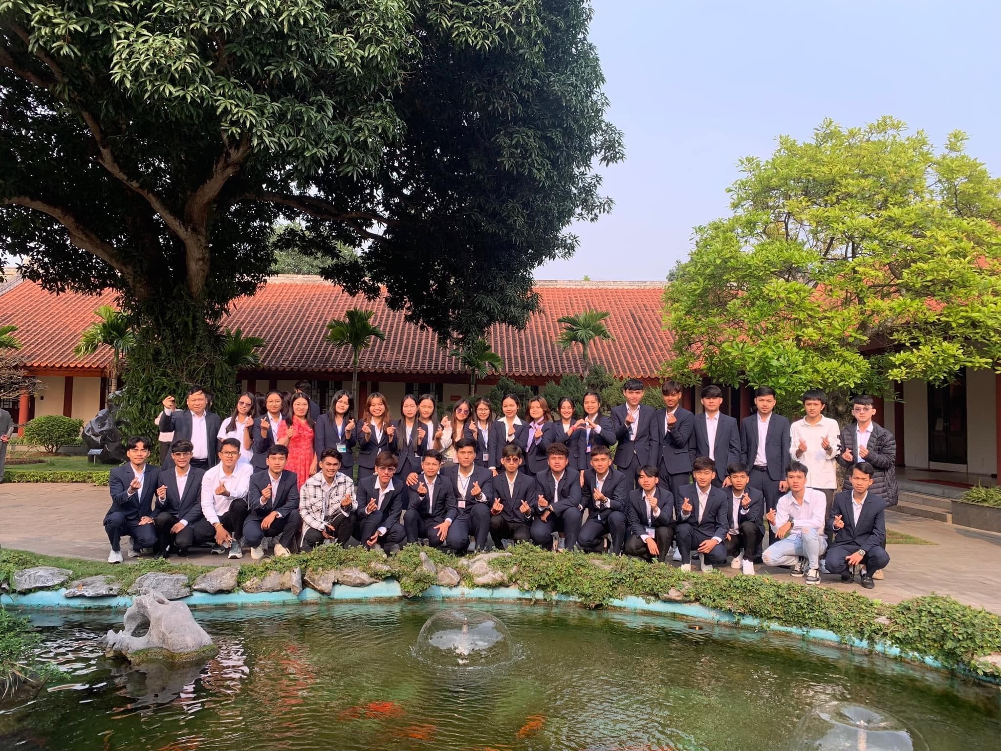 Lưu học sinh Lào, Campuchia viếng lăng Bác, thăm Hoàng thành Thăng Long Lưu học sinh Lào, Campuchia tìm hiểu lịch sử, trải nghiệm văn hóa Việt Nam