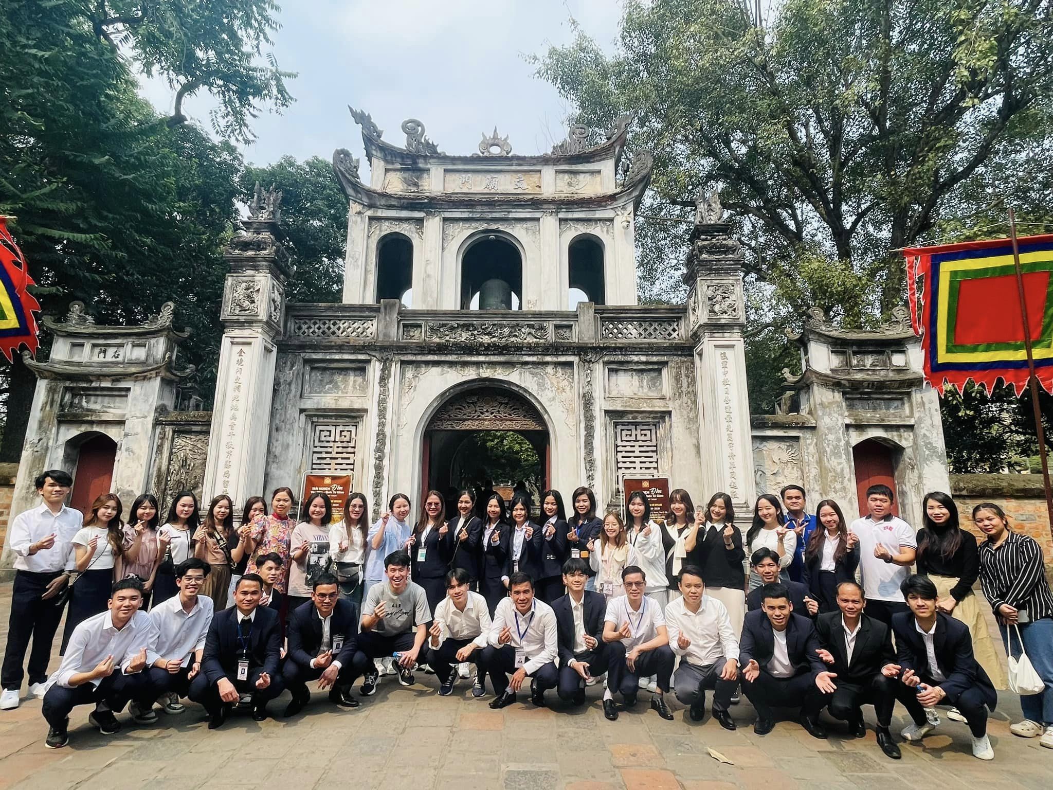Lưu học sinh Lào, Campuchia viếng lăng Bác, thăm Hoàng thành Thăng Long Lưu học sinh Lào, Campuchia tìm hiểu lịch sử, trải nghiệm văn hóa Việt Nam