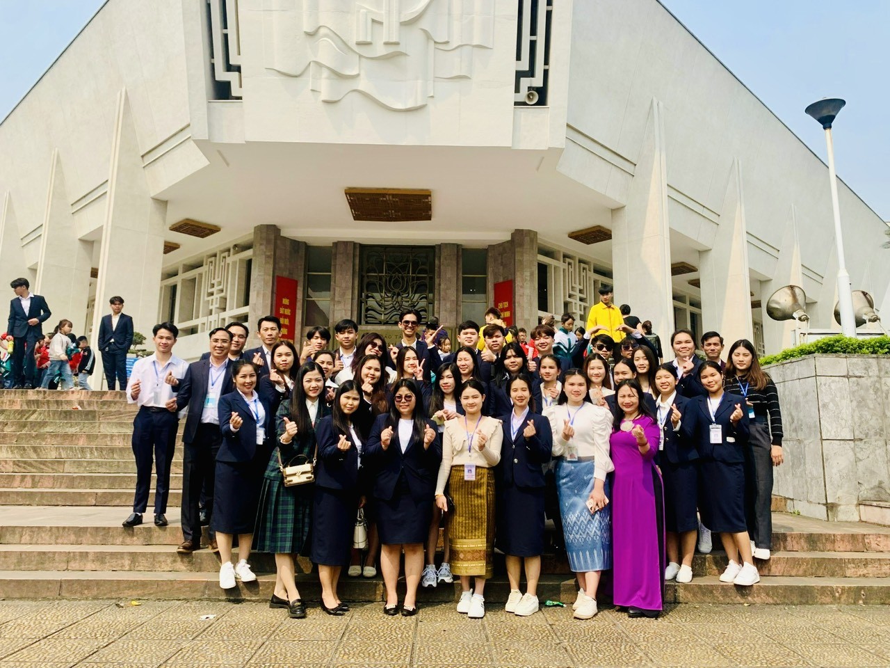 Lưu học sinh Lào, Campuchia viếng lăng Bác, thăm Hoàng thành Thăng Long Lưu học sinh Lào, Campuchia tìm hiểu lịch sử, trải nghiệm văn hóa Việt Nam
