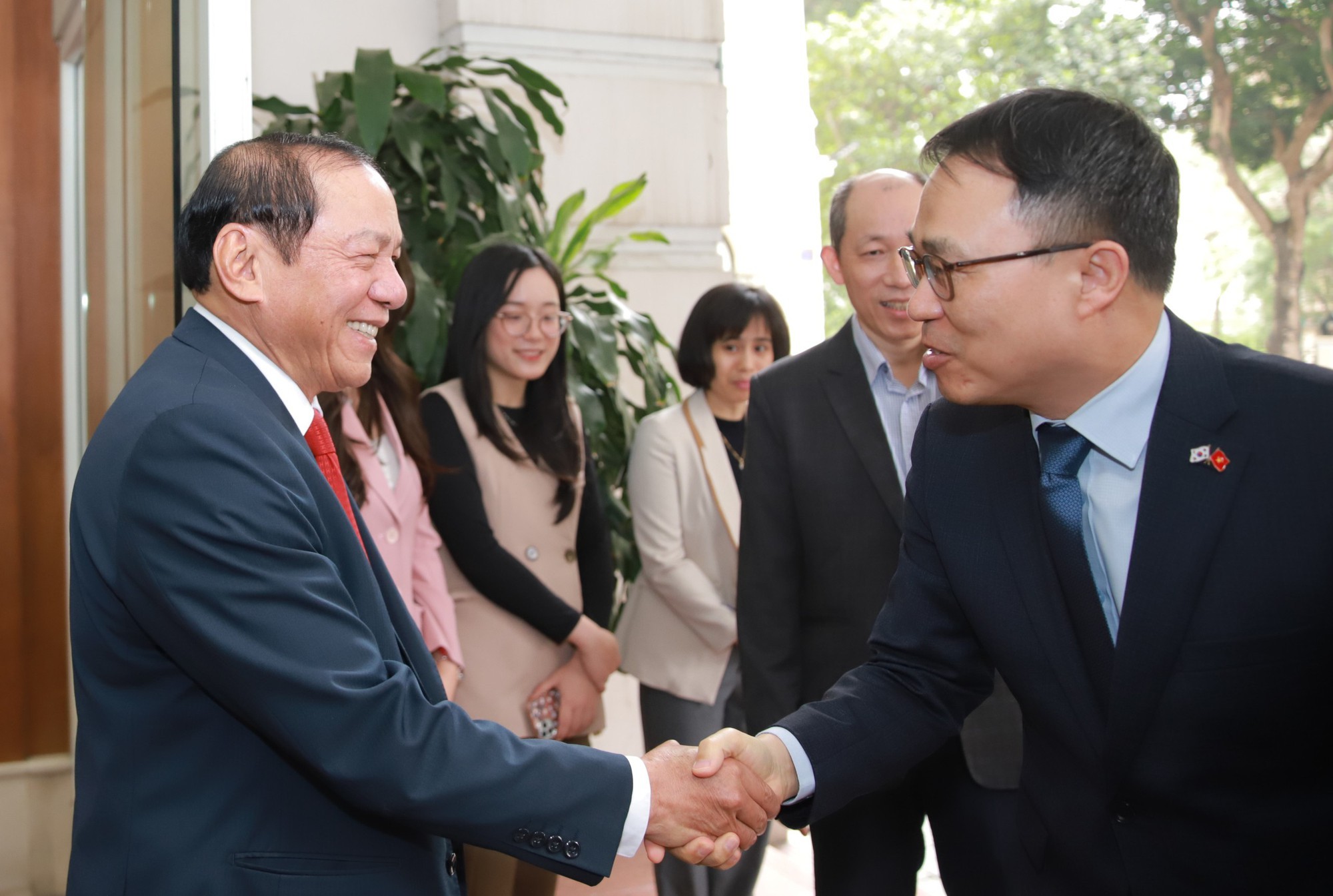 Bộ trưởng Bộ VHTTDL Nguyễn Văn Hùng tiếp Đại sứ đặc mệnh toàn quyền Hàn Quốc tại Việt Nam Choi Youngsam. (Ảnh: bvhttdl.gov.vn) Bộ trưởng Bộ VHTTDL Nguyễn Văn Hùng tiếp Đại sứ đặc mệnh toàn quyền Hàn Quốc tại Việt Nam Choi Youngsam. (Ảnh: bvhttdl.gov.vn)